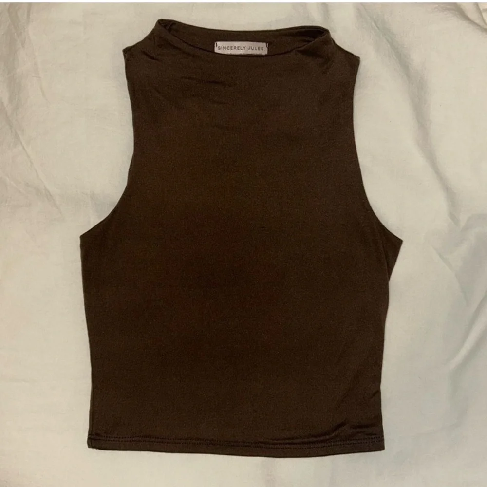Sincerely Jules Brown Crop Tank - Picture 3 of 4